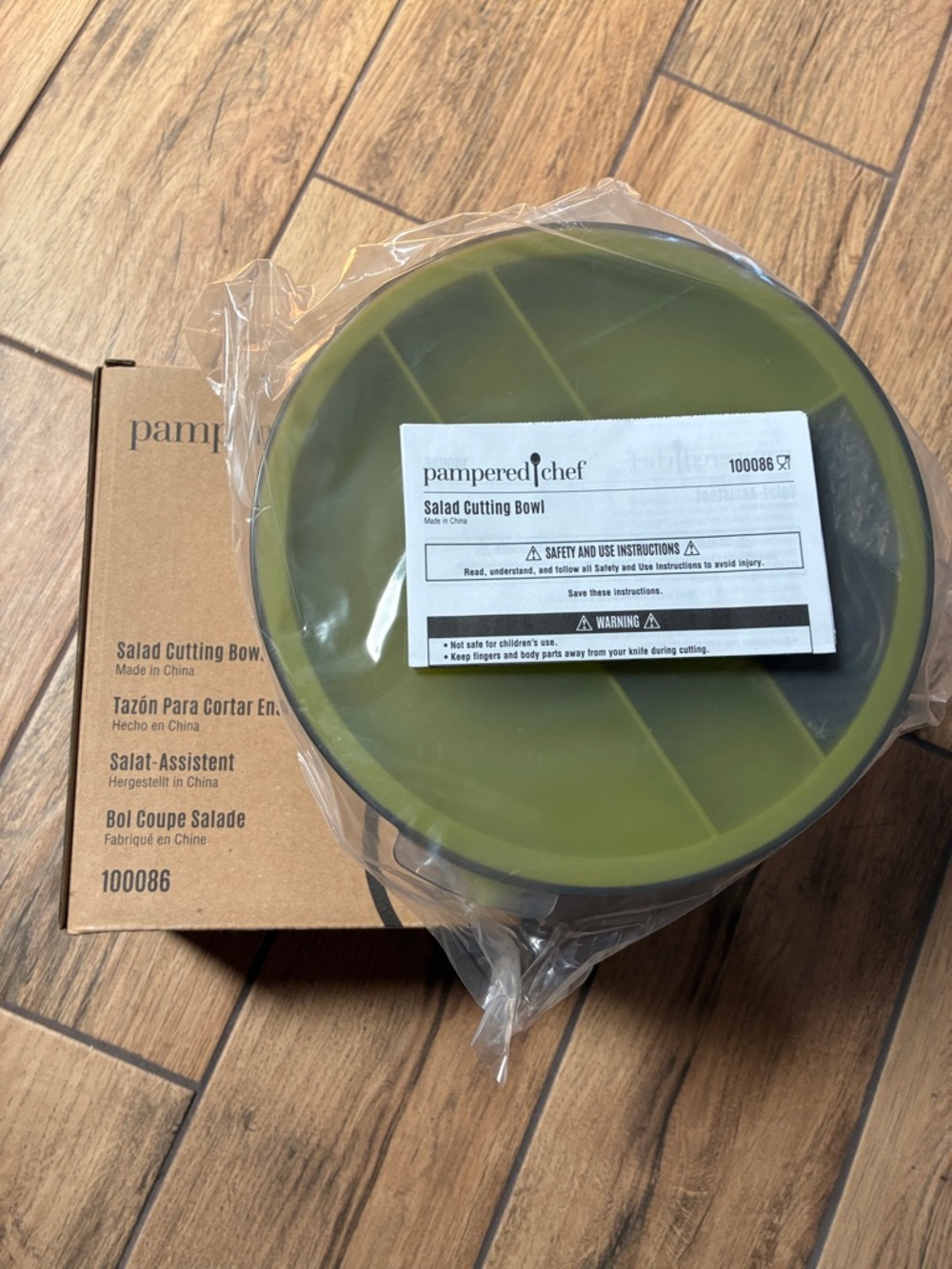 Pampered Chef Olive Green Salad Cutting Bowl with Lid
